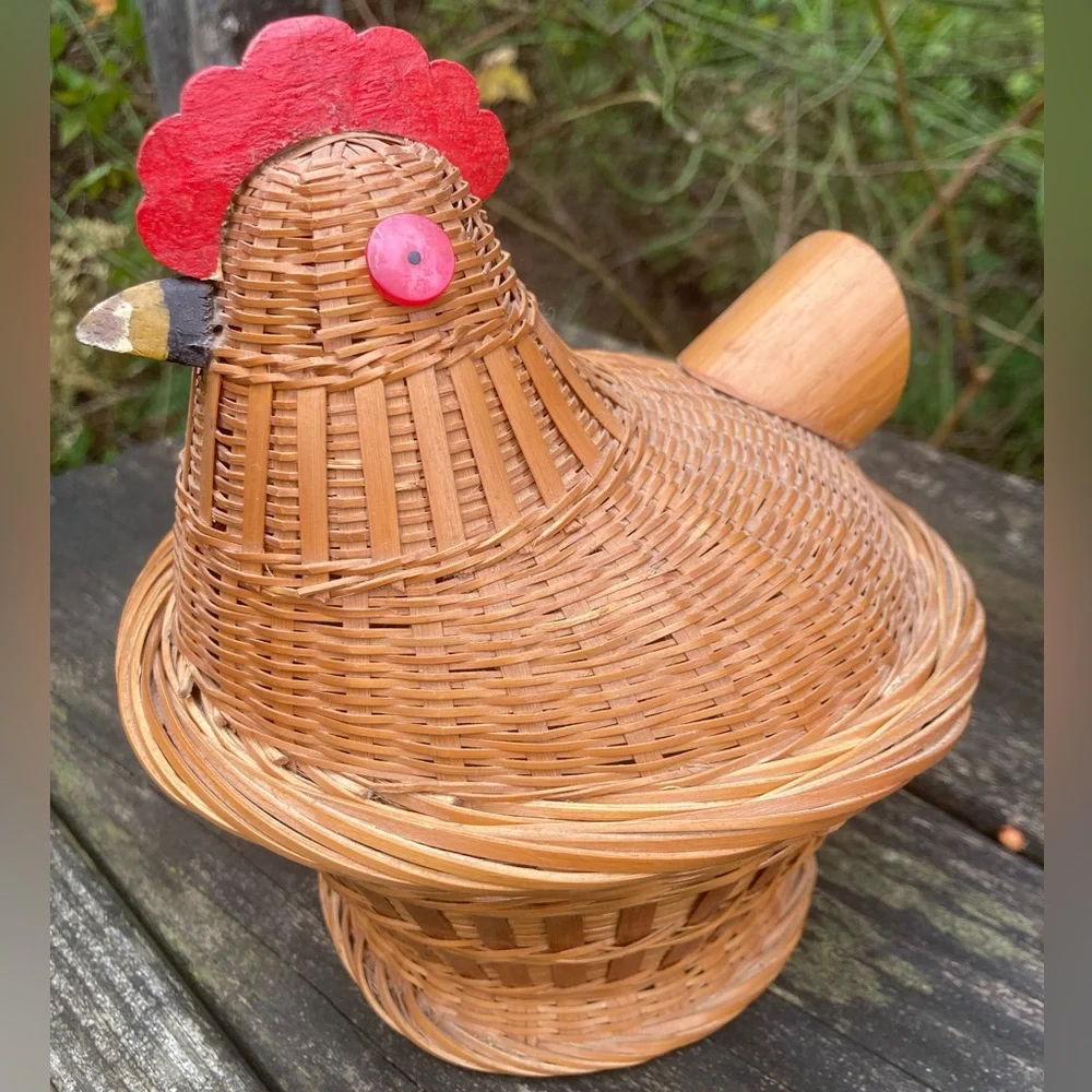 Vintage Wicker Chicken Hen Lidded Basket! (6.5